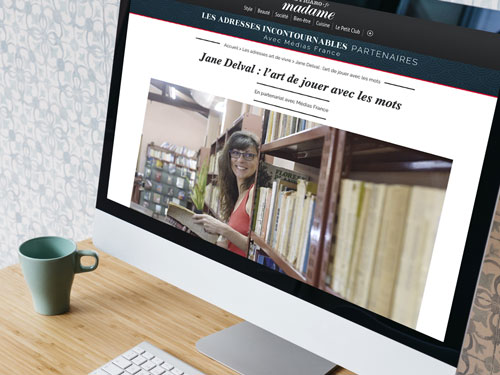 article sur écran ordinateur dans bureau