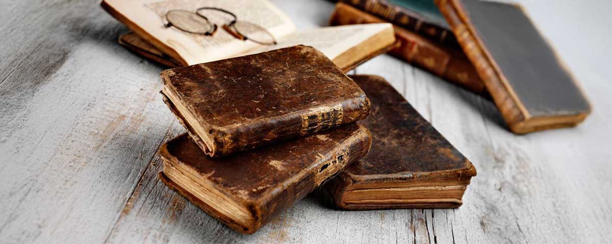 Livres anciens couverture cuir abîmées empilés