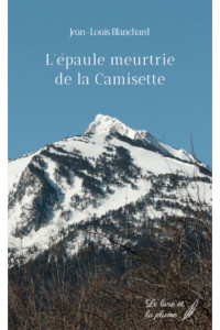 couverture l'épaule meurtrie de la camisette.